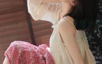 通过Myung Ah的棉袜写真集分享，发现她与众不同的时尚灵感